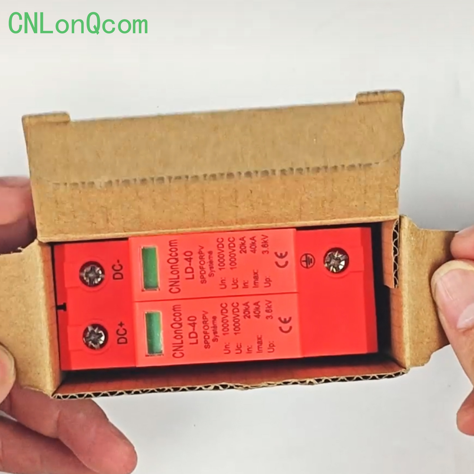 CNlonQcom trưng bày thiết bị bảo vệ chống sét DC năng lượng mặt trời LD-40 2P 1000V